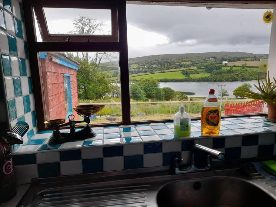 Granny'S Cottage, A Lovely Lakeside Cottage Donegal Town Eksteriør billede
