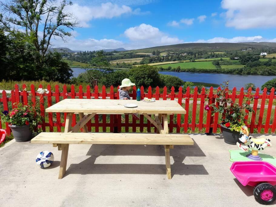 Granny'S Cottage, A Lovely Lakeside Cottage Donegal Town Eksteriør billede