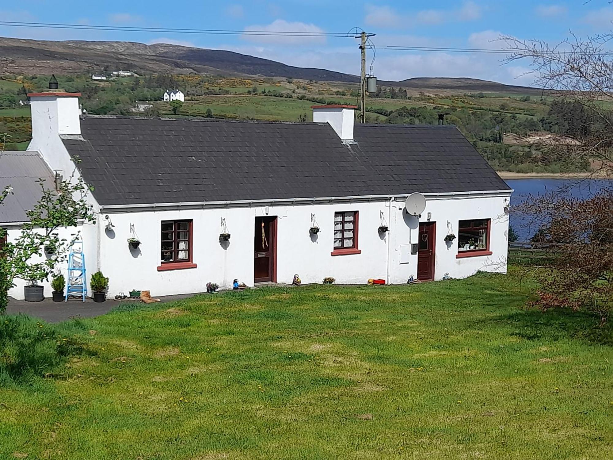 Granny'S Cottage, A Lovely Lakeside Cottage Donegal Town Eksteriør billede